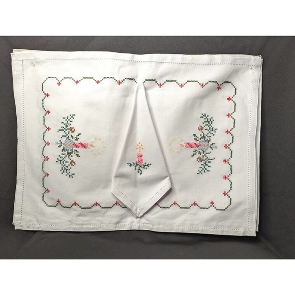 Christmas Placemat Napkins Table Cloth Candle Motif NWOT - Picture 1 of 10